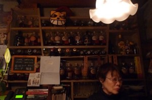 Tomoyo à son bar